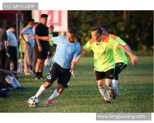 足球明星齐聚一堂挑战互动游戏展现球技与魅力的精彩瞬间