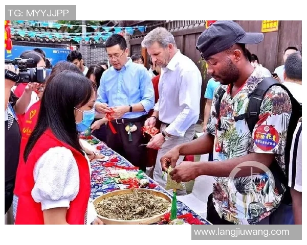 外国足球明星体验传统文化品尝粽子感受端午节的魅力与美味